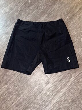 On Run on clouds! Mens Hybrid Black Tech Shorts. Size L